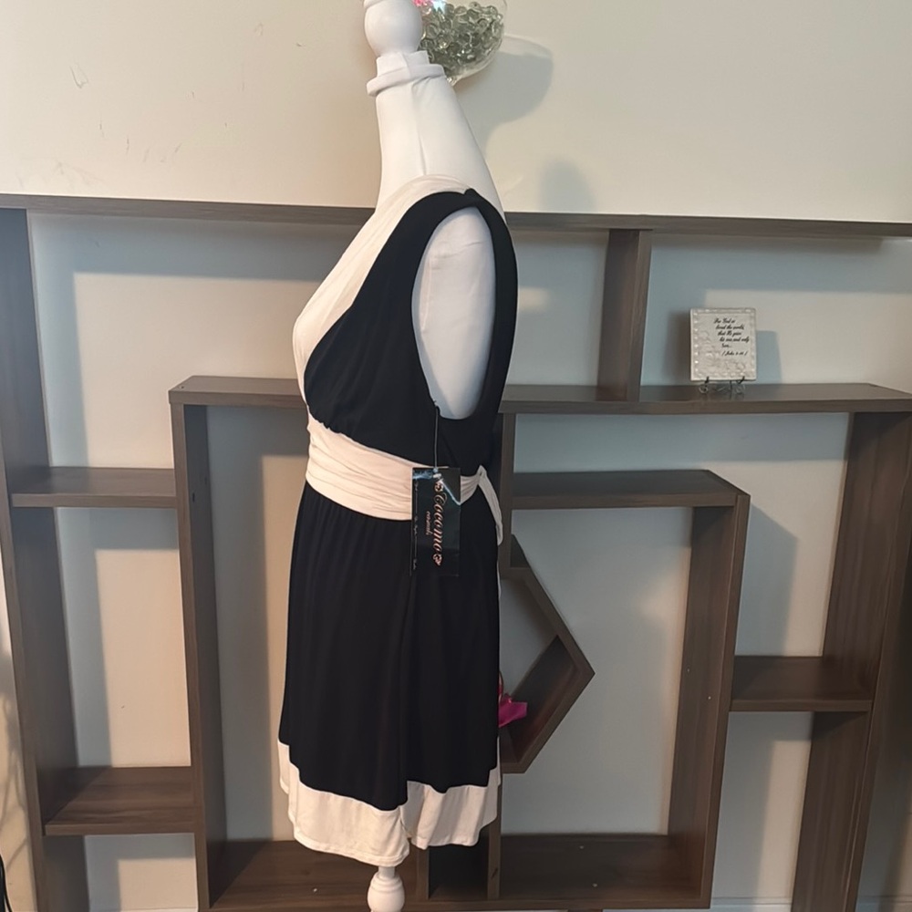 NWT Elegant Black and White Women's Sleeveless Top - Picture 5 of 9